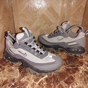 Nike air women's ACG trail hiking shoes sneaker. Size 7.5. 050
